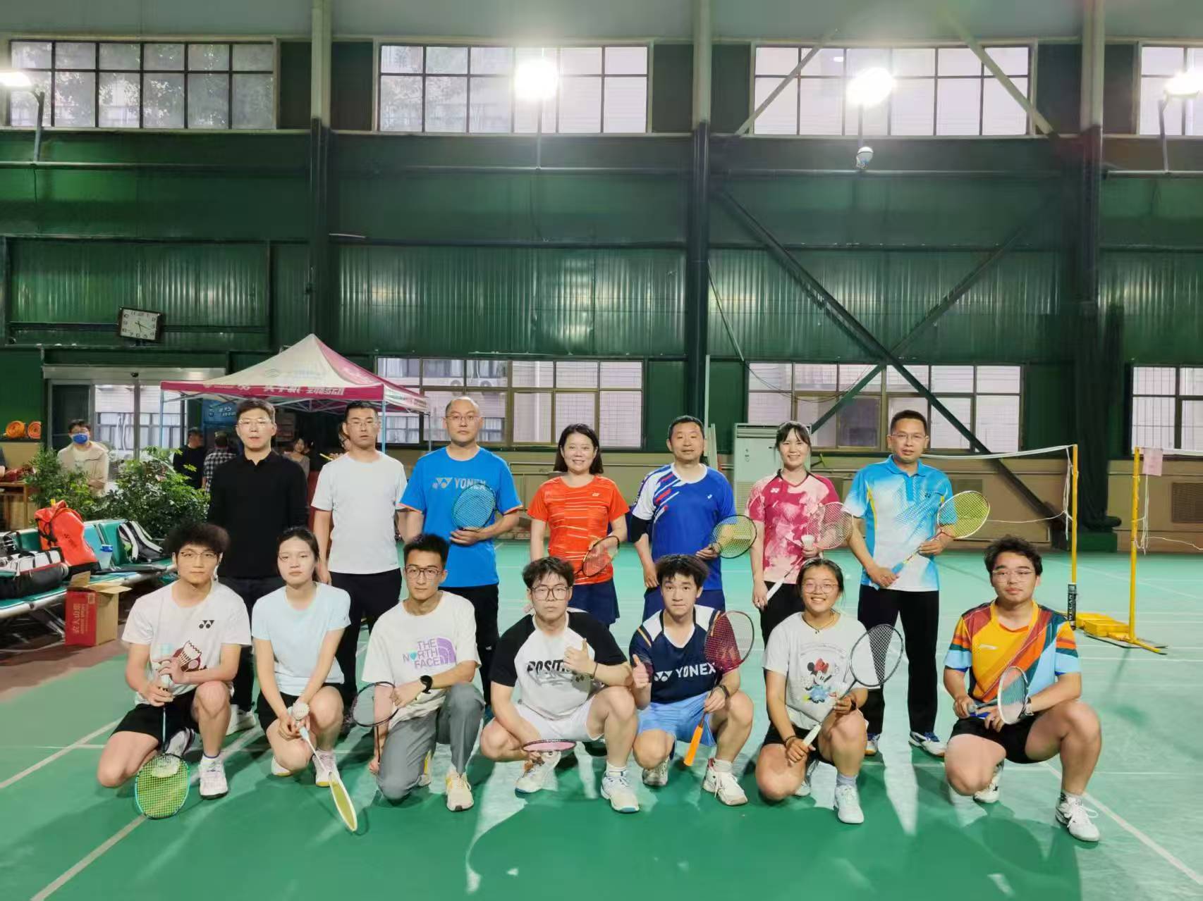 <span style='bottom:20px;color:#101010; font-size:17px;;'>伟德BETVLCTOR1946成功举办师生联谊羽毛球赛</span><br><br><br>